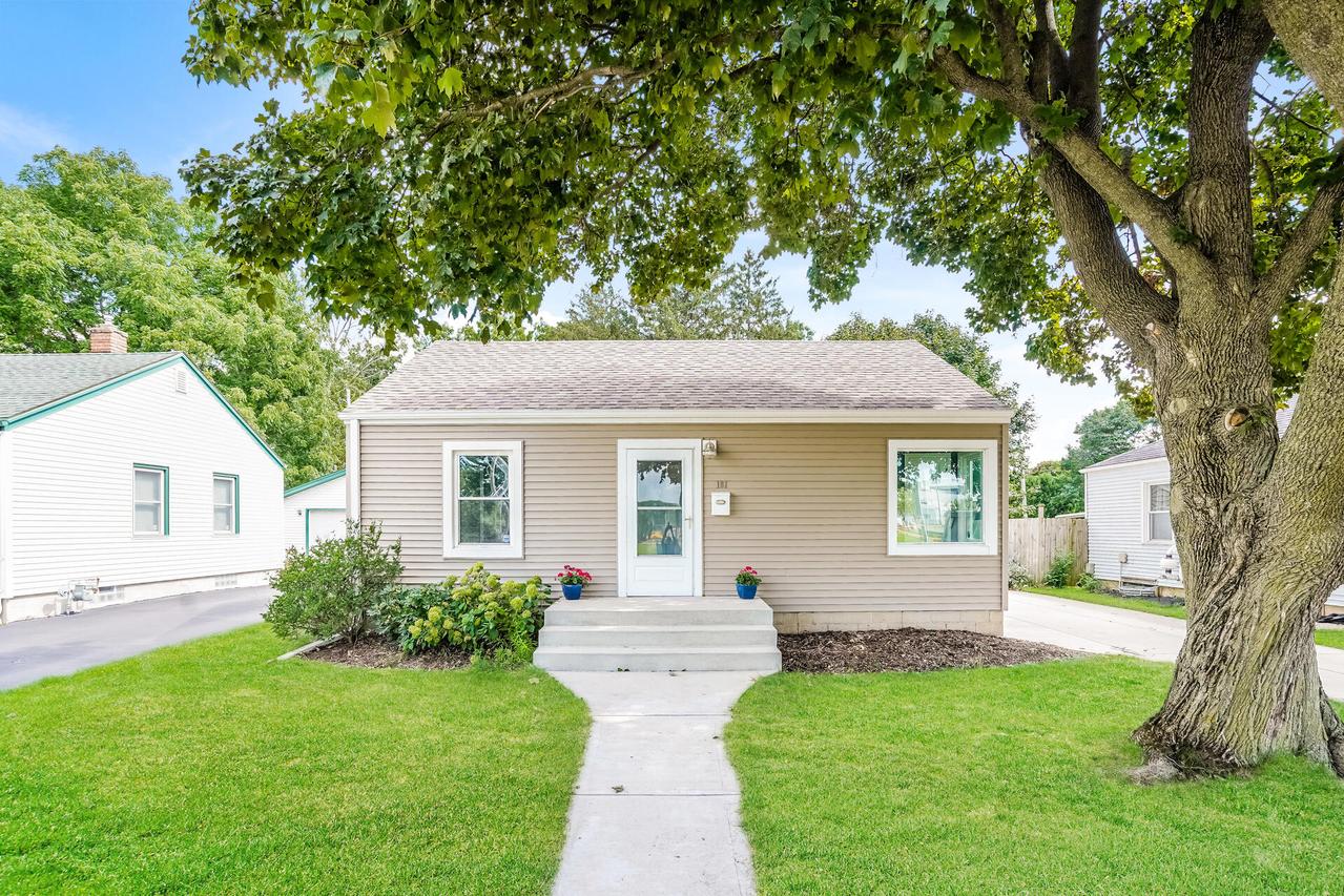 181 Walton Ave, Waukesha, WI 53186