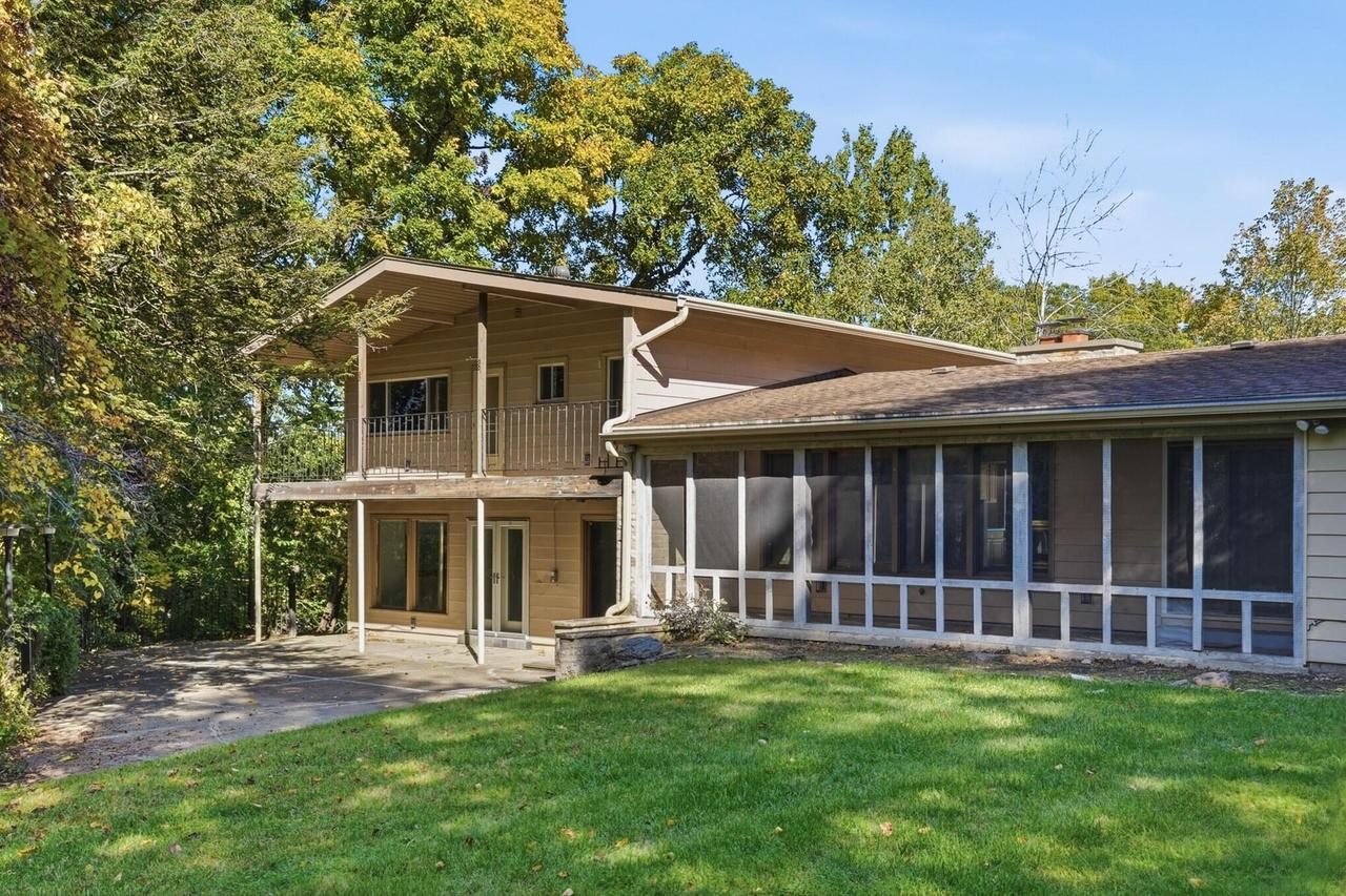 610 Downing Dr, Waukesha, WI 53186