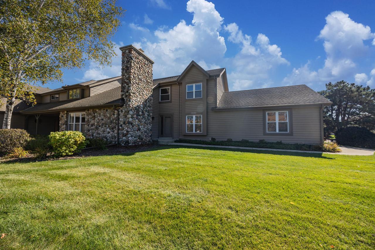 1515 W De La Warr Cir., Mequon, WI 53092