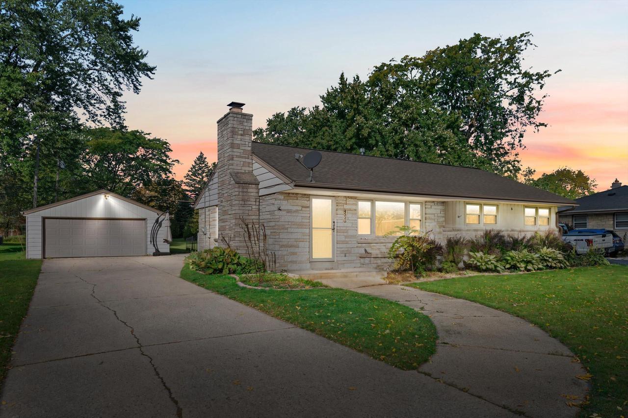 4551 N 100th St, Wauwatosa, WI 53225