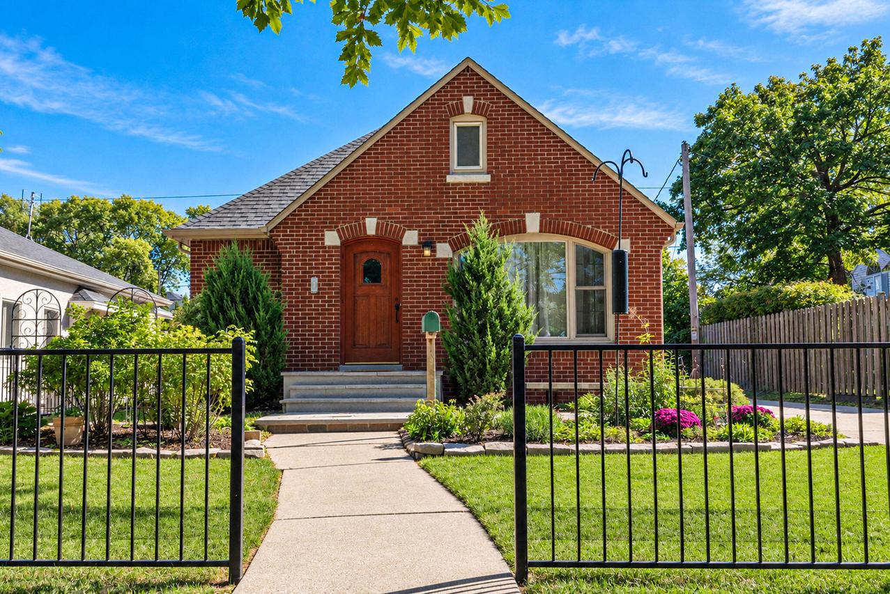 4914 N Newhall St, Whitefish Bay, WI 53217