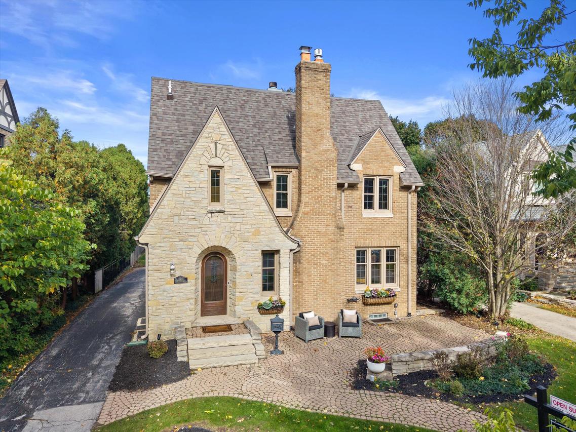 1578 E Cumberland Blvd, Whitefish Bay, WI 53211
