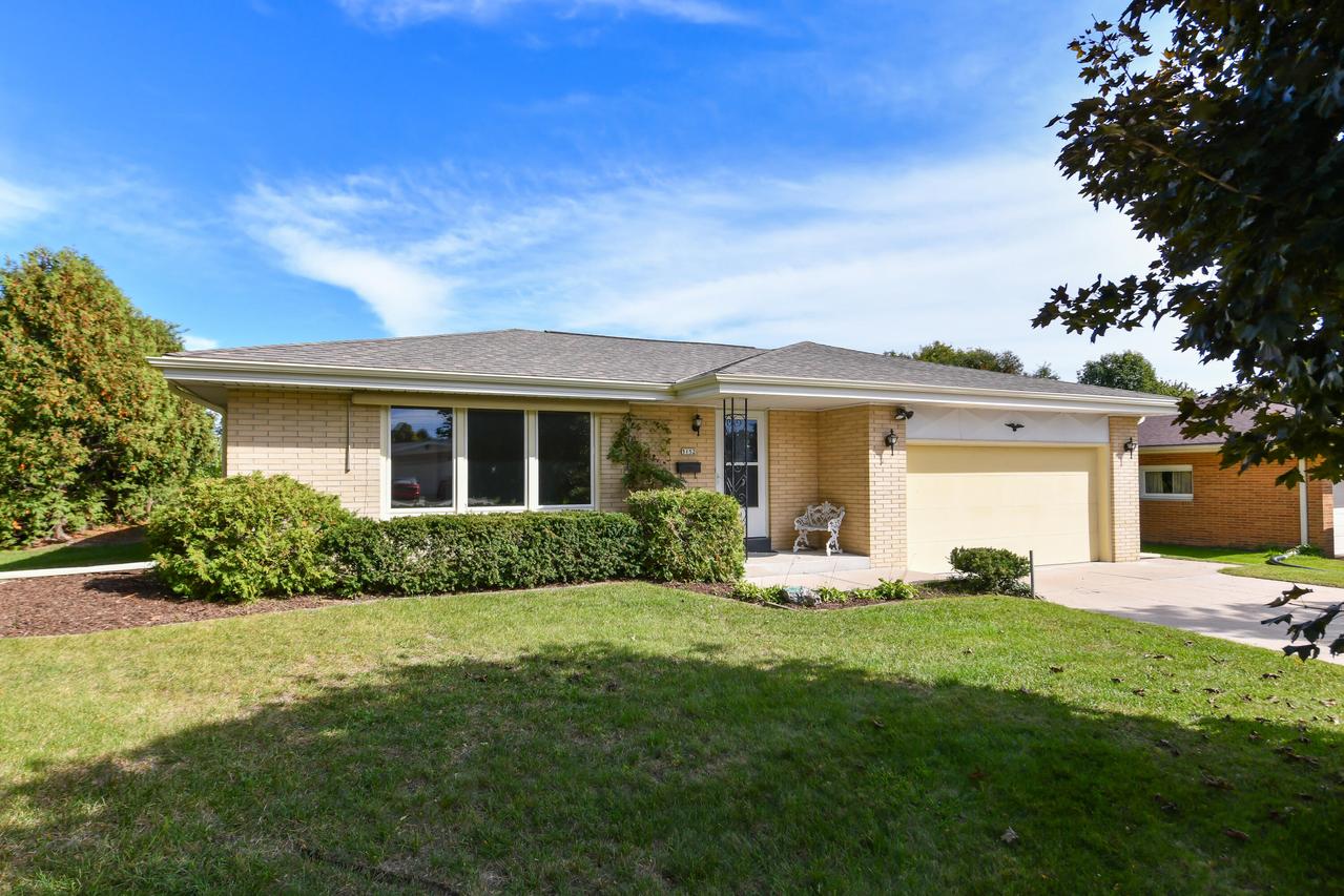 5152 Maplewood Dr, Greendale, WI 53129