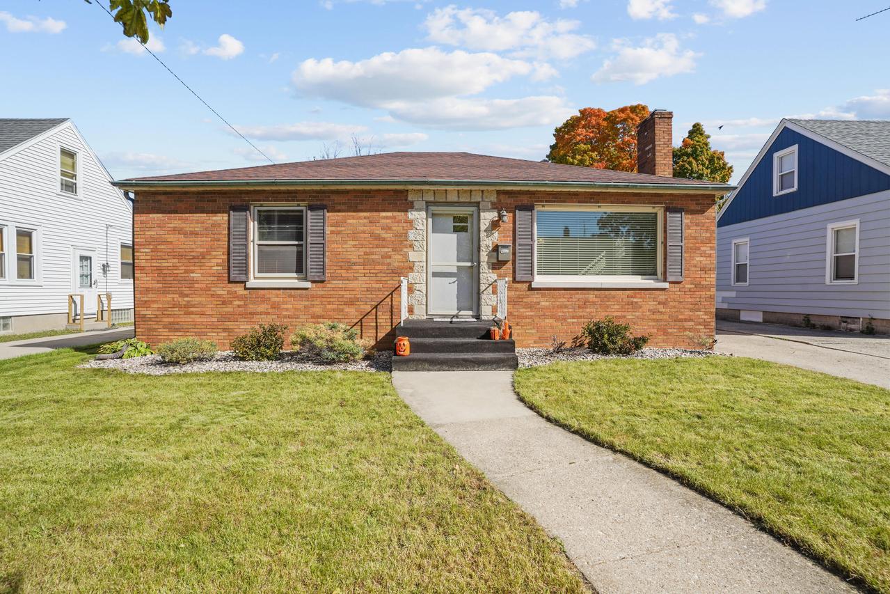 7827 23rd Ave, Kenosha, WI 53143