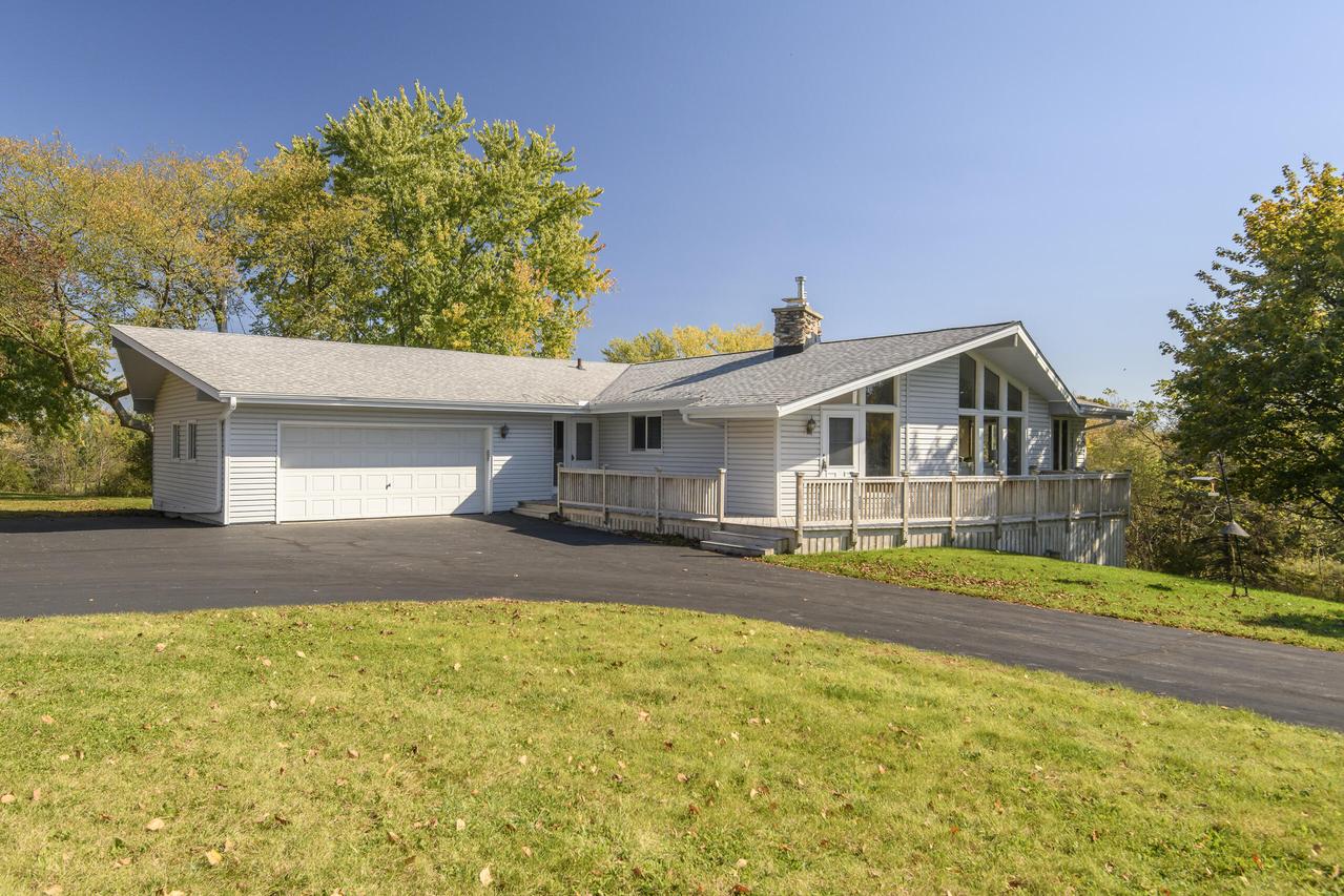 S49W34165 Ridgeway Dr, Ottawa, WI 53118