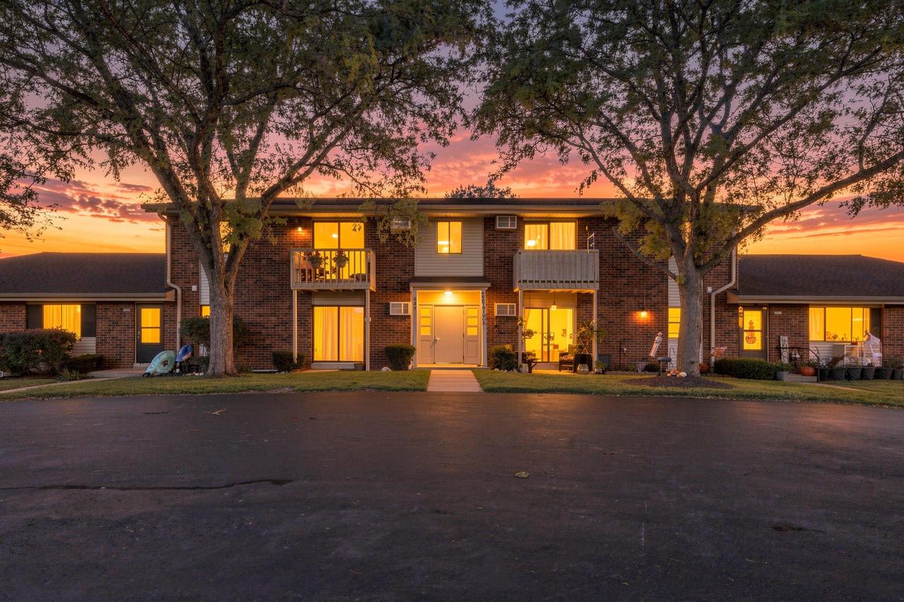 637 Westridge Dr #8, West Bend, WI 53095