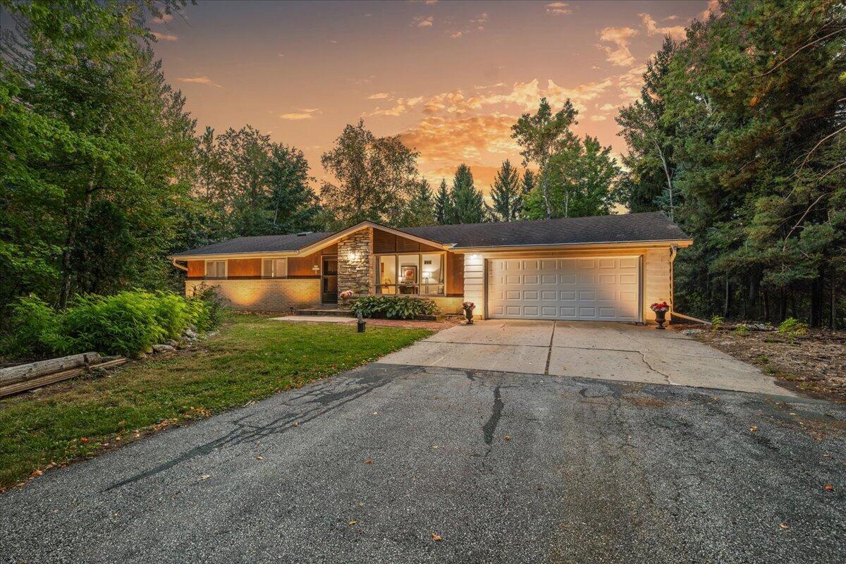 N30W22171 Green Rd, Pewaukee, WI 53186