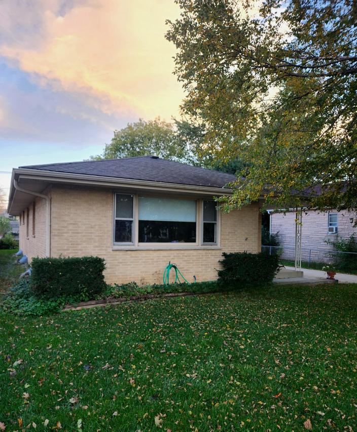 1202 S 118th St, West Allis, WI 53214