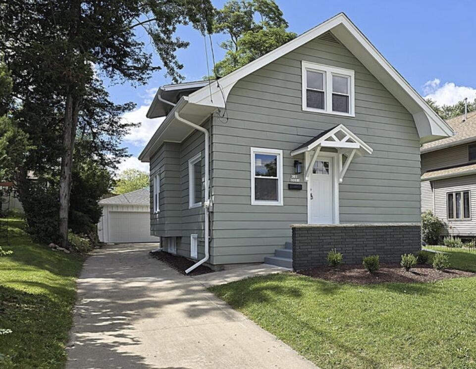 W168N9091 Garden Ave, Menomonee Falls, WI 53051