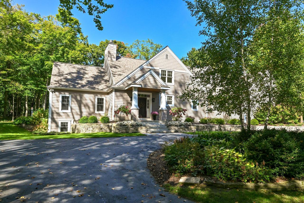 9226 W Hawthorne Rd, Mequon, WI 53097