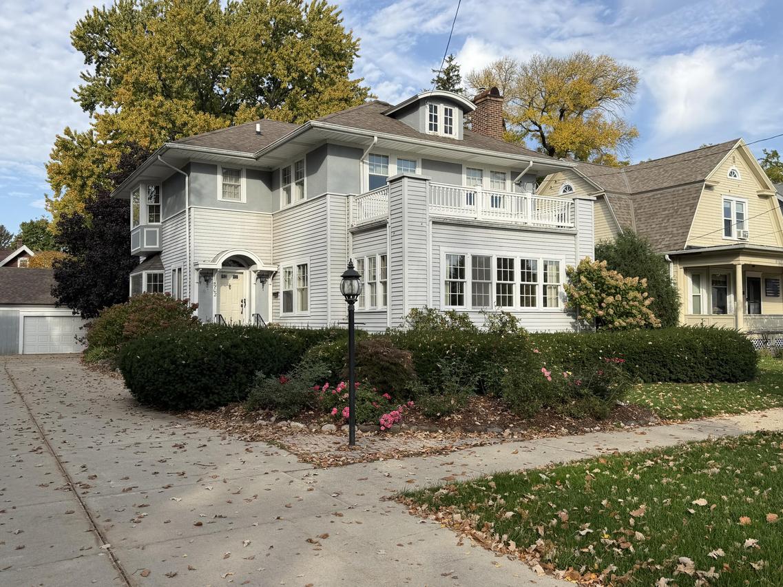 902 S 8th St, Watertown, WI 53094