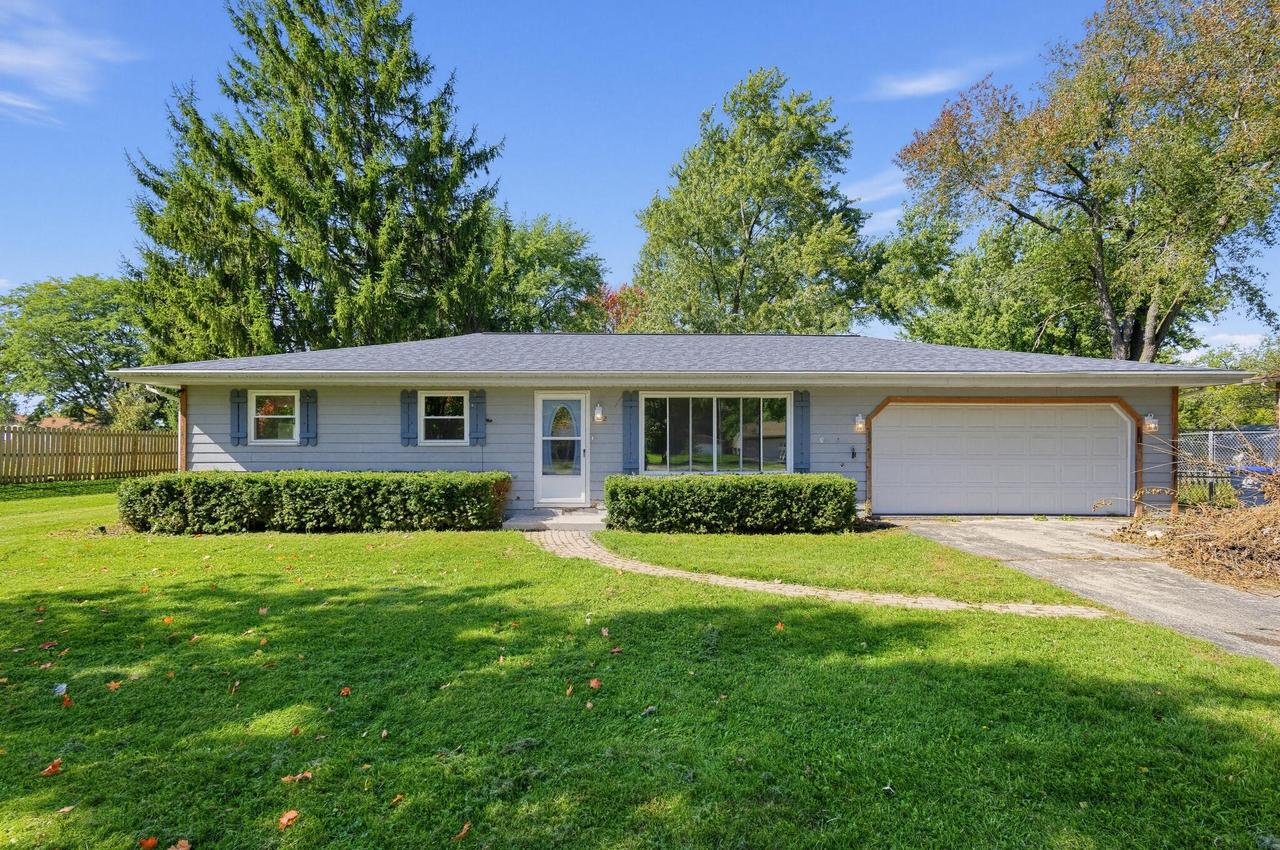 1222 S Meadowlark Ln, Elkhorn, WI 53121