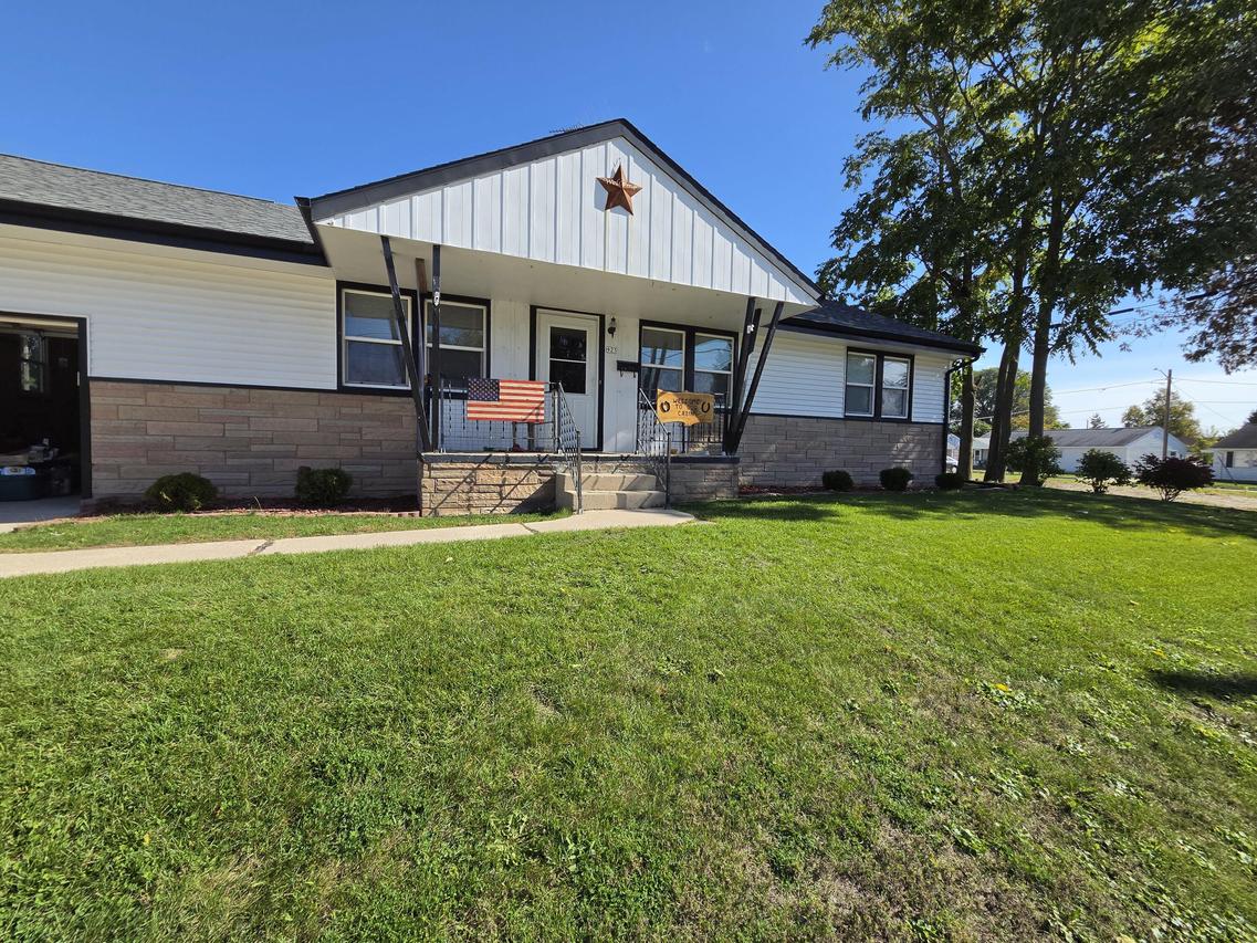 923 Circle Dr, Manitowoc, WI 54220