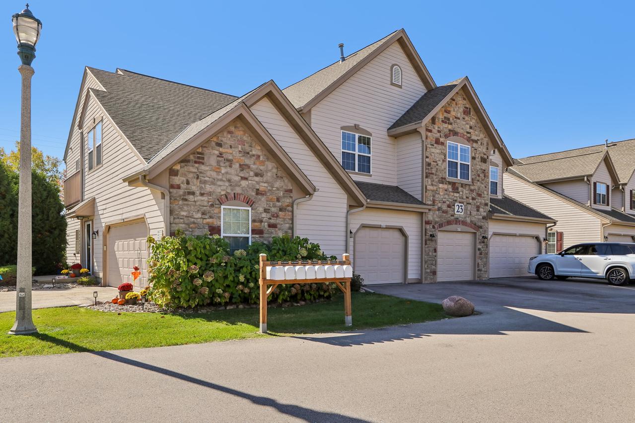 8673 S Roxbury Way, Oak Creek, WI 53154