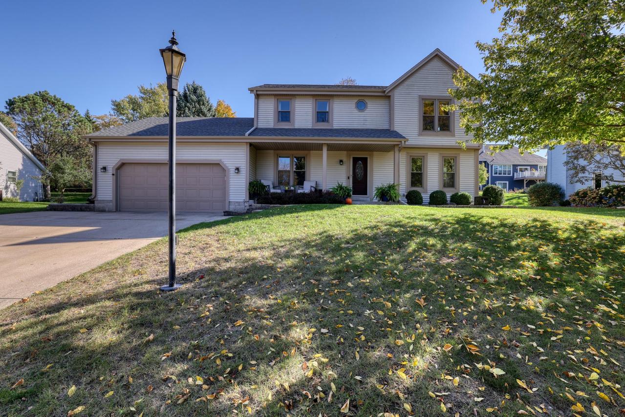 444 Cheshire Ln, Pewaukee, WI 53072