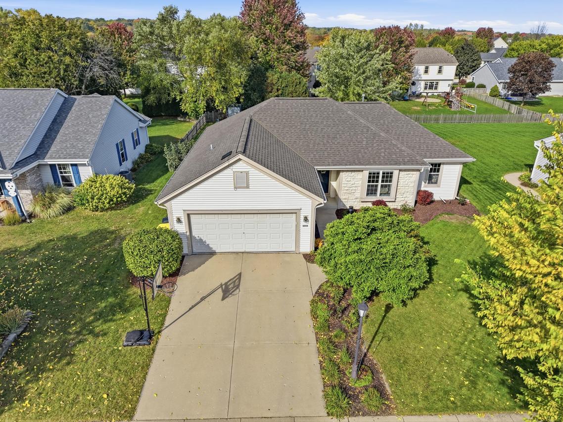 3909 Stillwater Cir, Waukesha, WI 53189