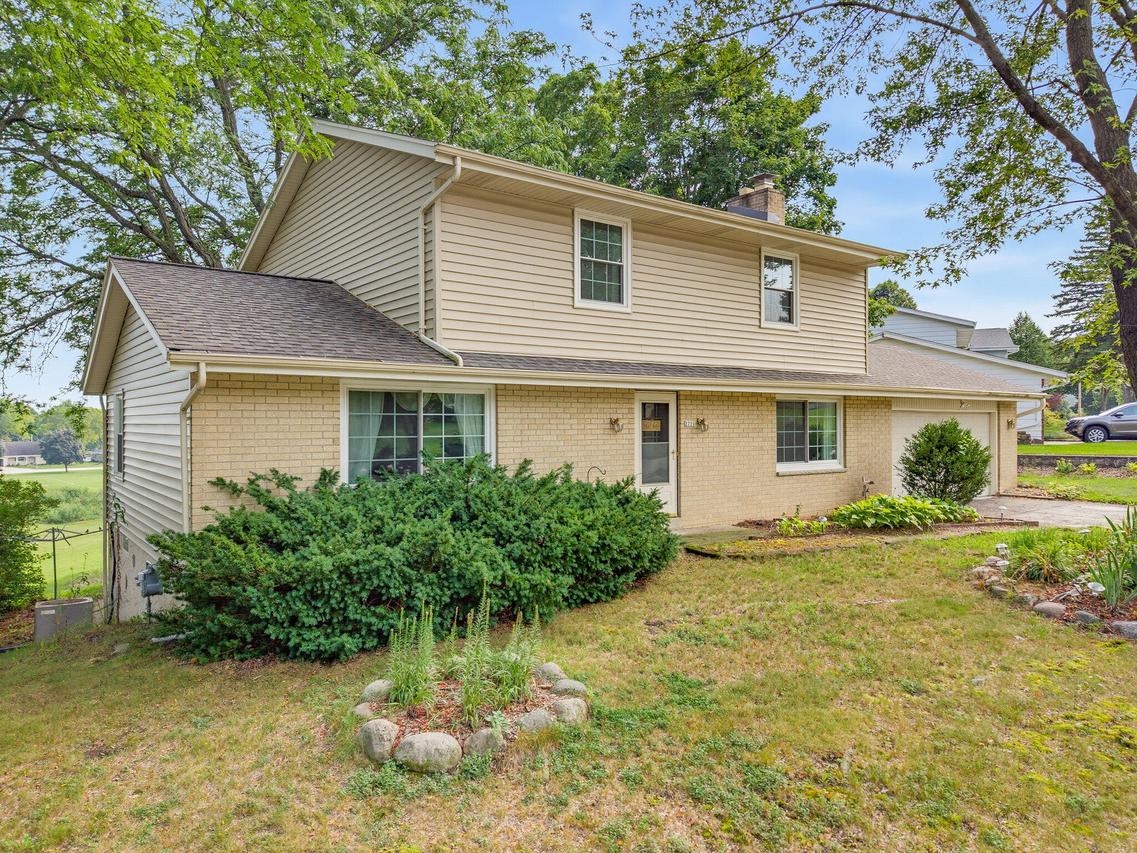 2721 Minot Ln, Waukesha, WI 53188