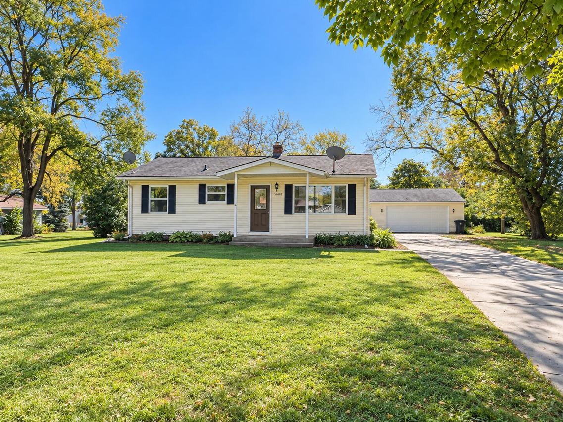 N50W14245 Ridgeway Ln, Menomonee Falls, WI 53051