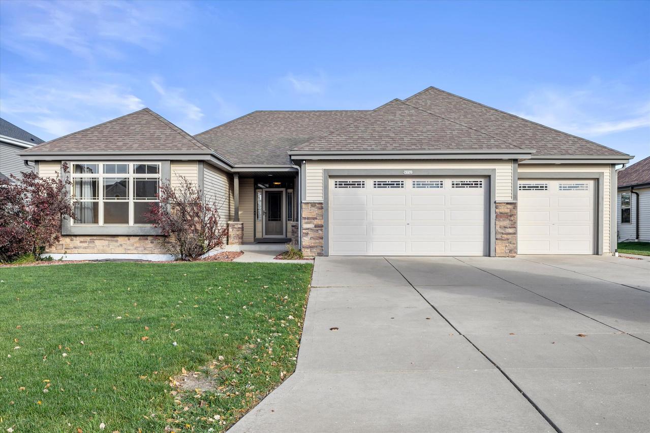 9752 S Mustang Pl, Oak Creek, WI 53154