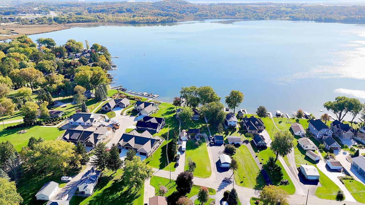 3404 Lake Dr, Hartford, WI 53027