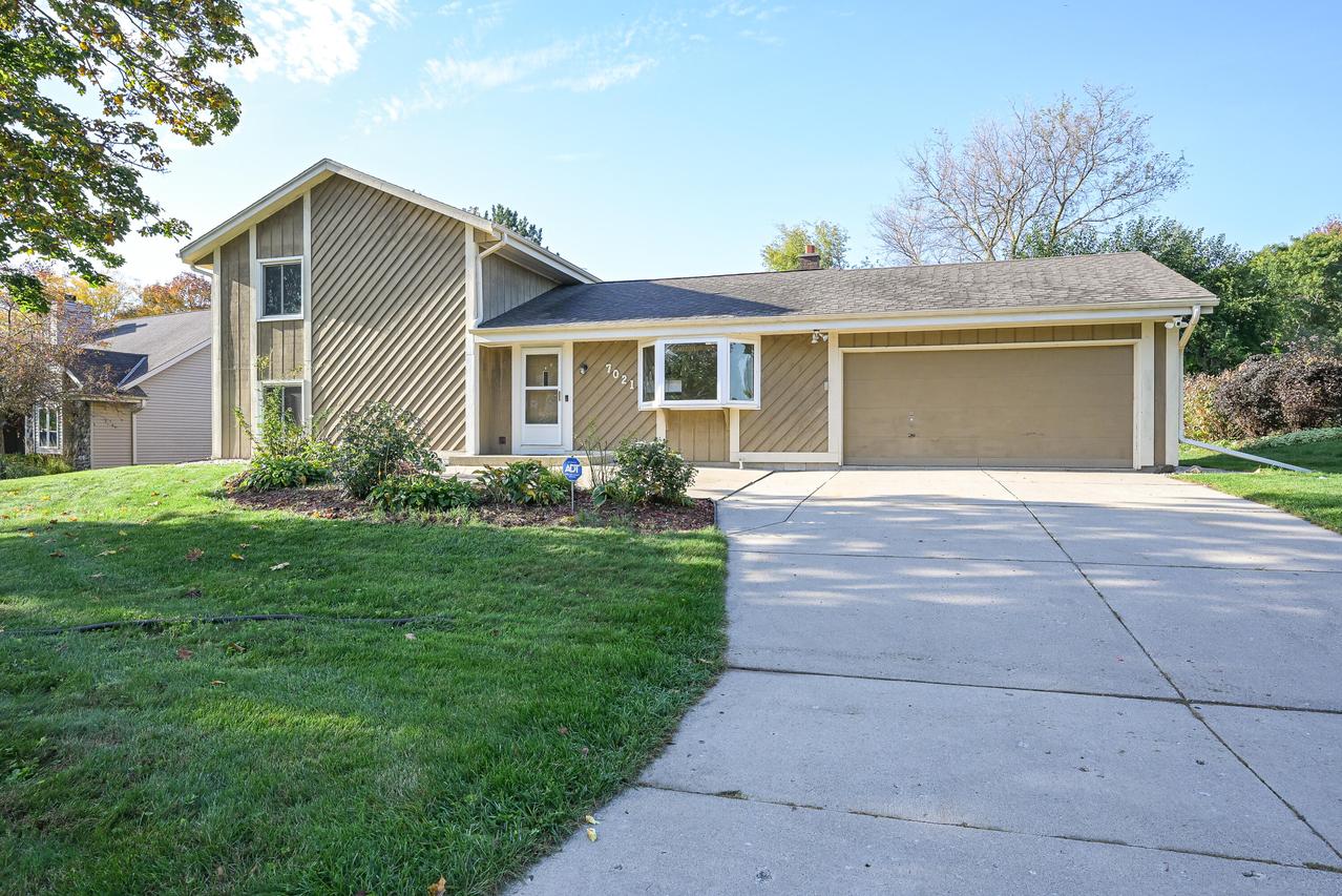 7021 W Southview Dr, Franklin, WI 53132