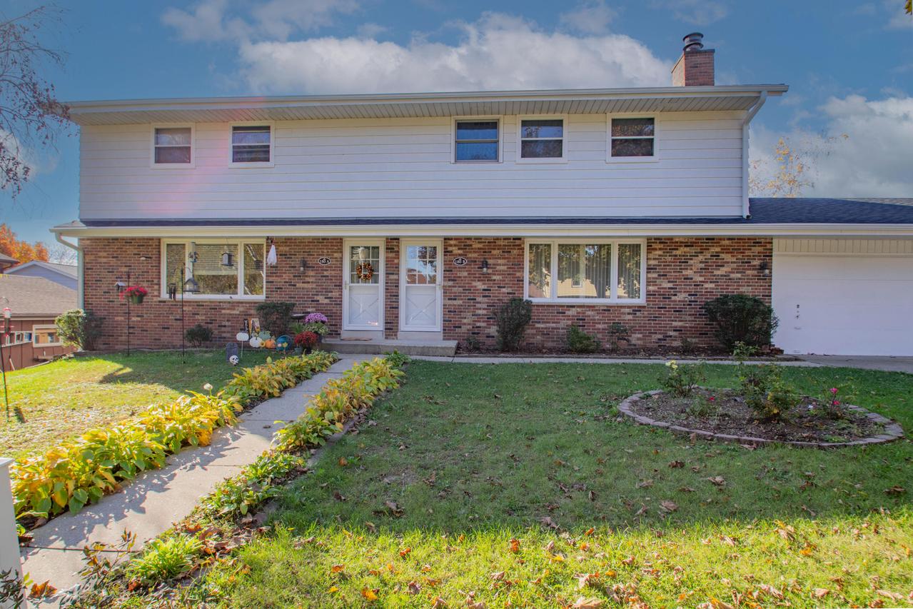 180 Ridge Ct, Pewaukee, WI 53072