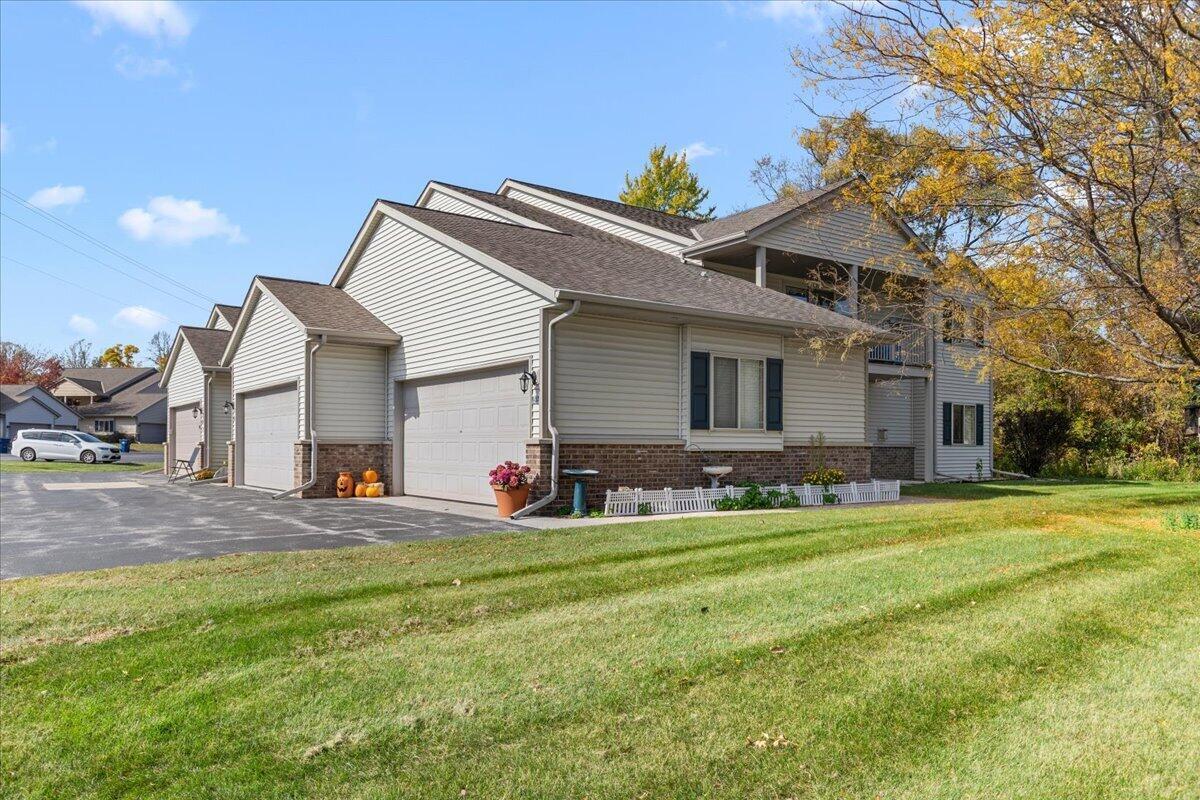 934 Spring Ct, Newburg, WI 53095