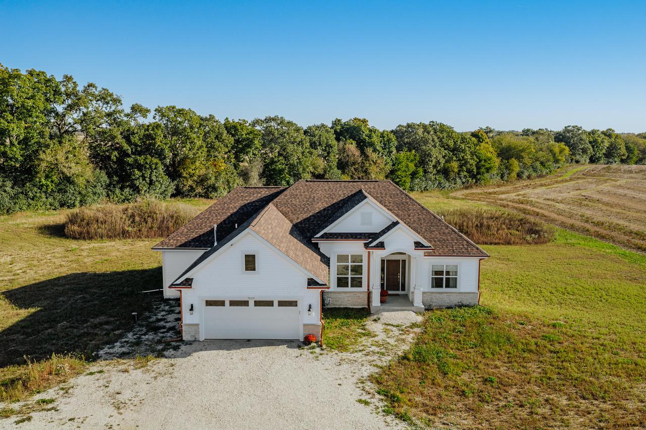 7629 Northwest Hwy, Waterford, WI 53149