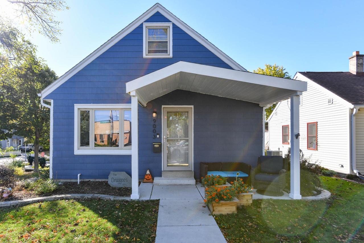 9003 W Schlinger Ave, West Allis, WI 53214