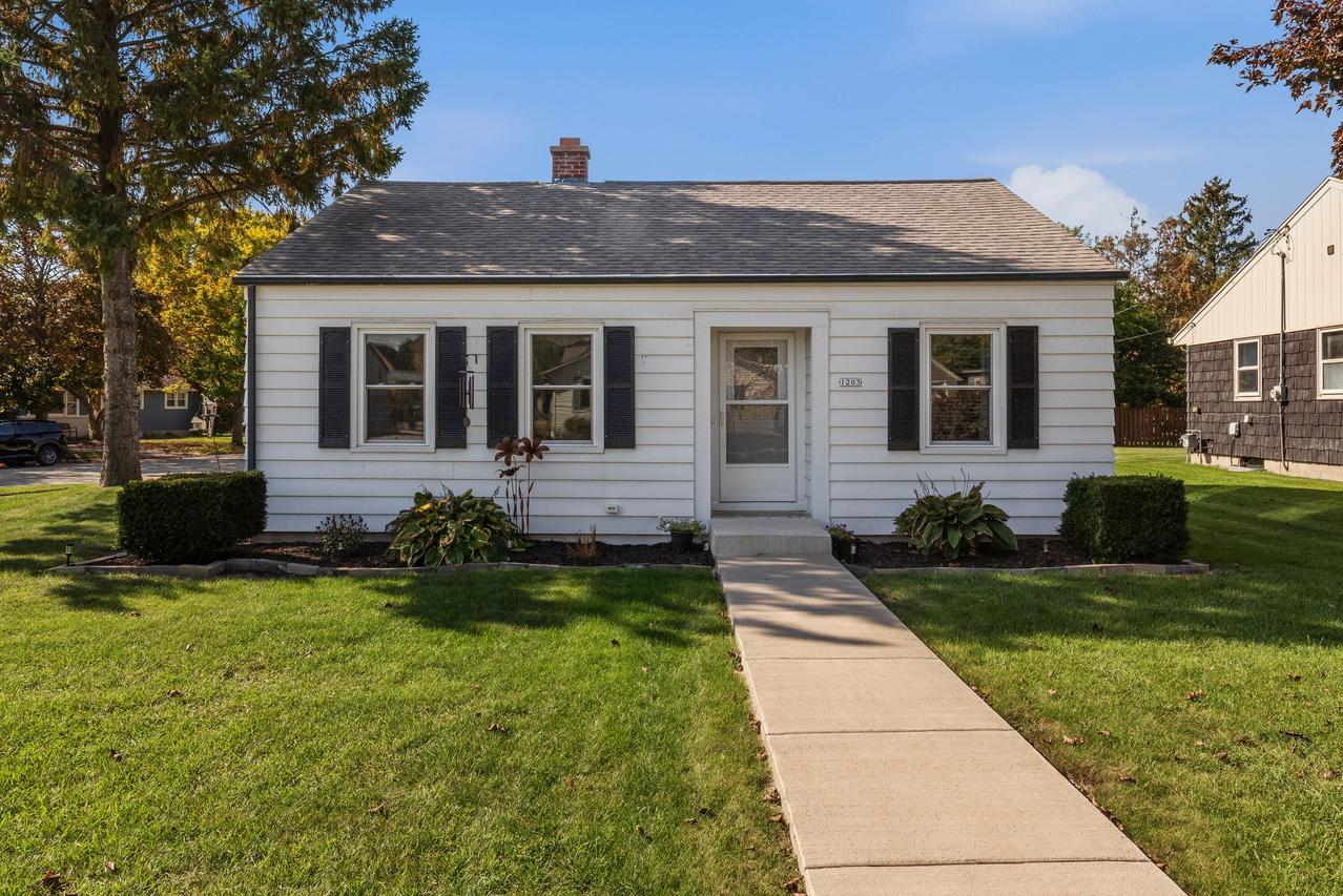 1203 Roseland Dr, Kewaskum, WI 53040
