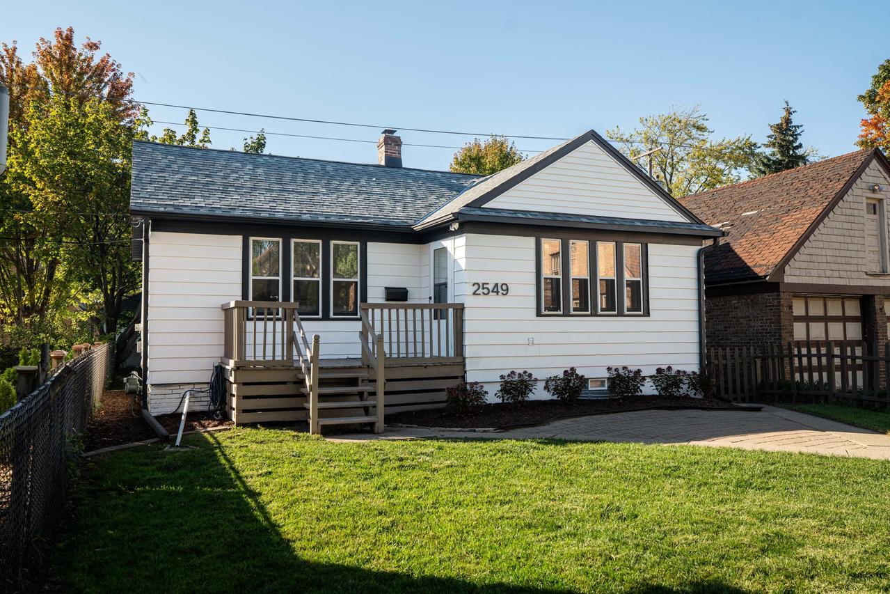 2549 N 63rd St, Wauwatosa, WI 53213