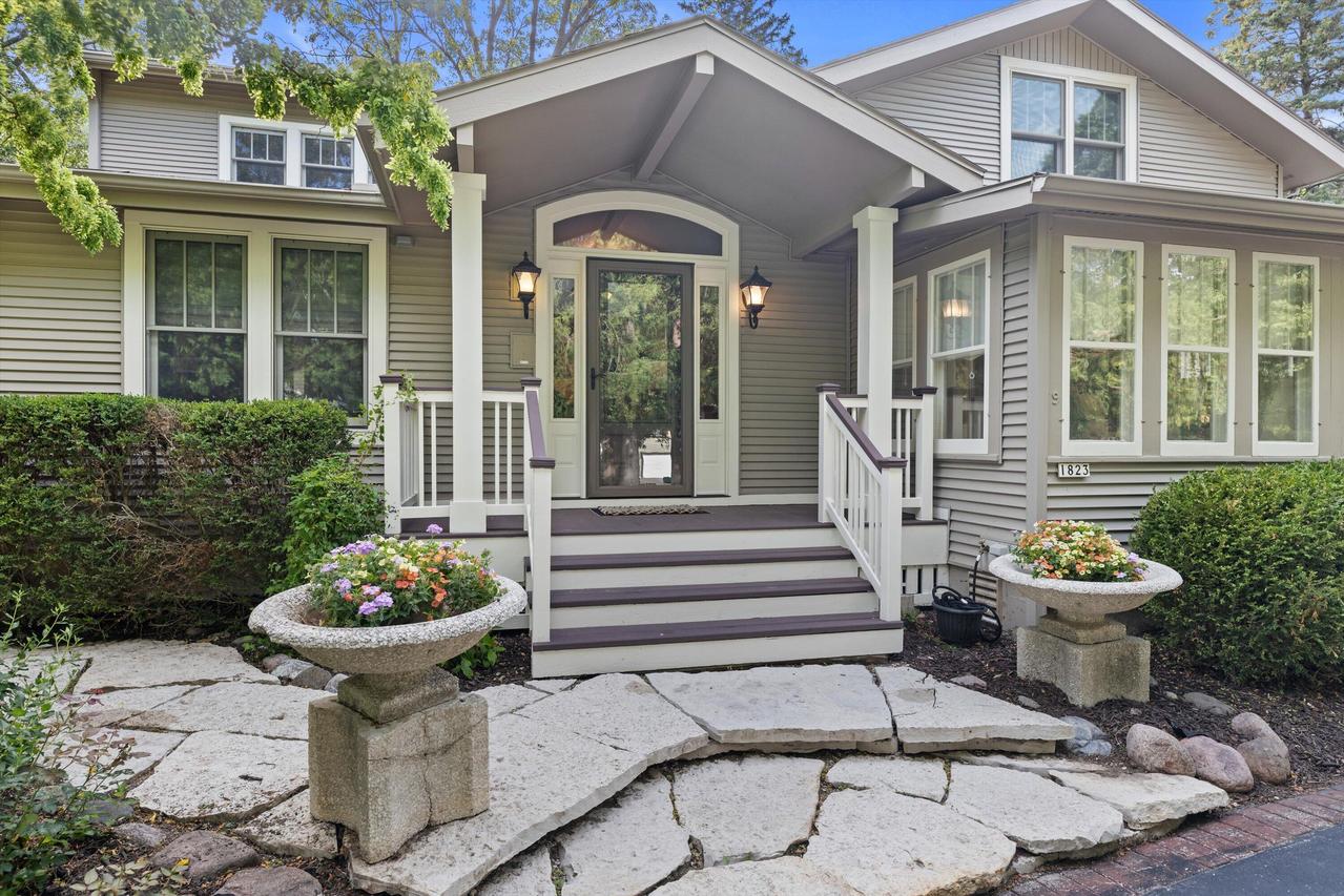 1823 W Shore Dr, Delafield, WI 53018