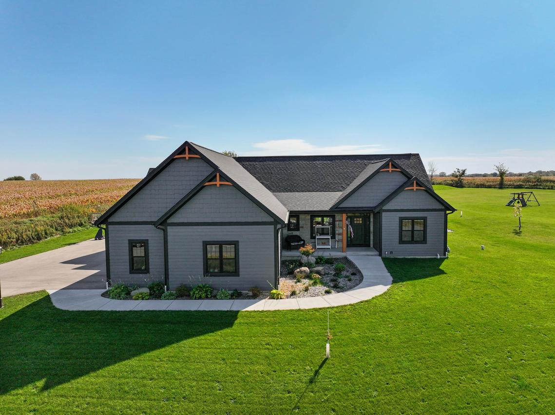 W3033 Preserve Dr, Lafayette, WI 53121
