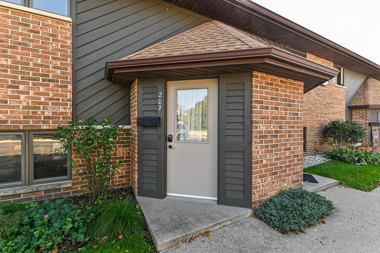 637 Meadow Ln #207, Burlington, WI 53105