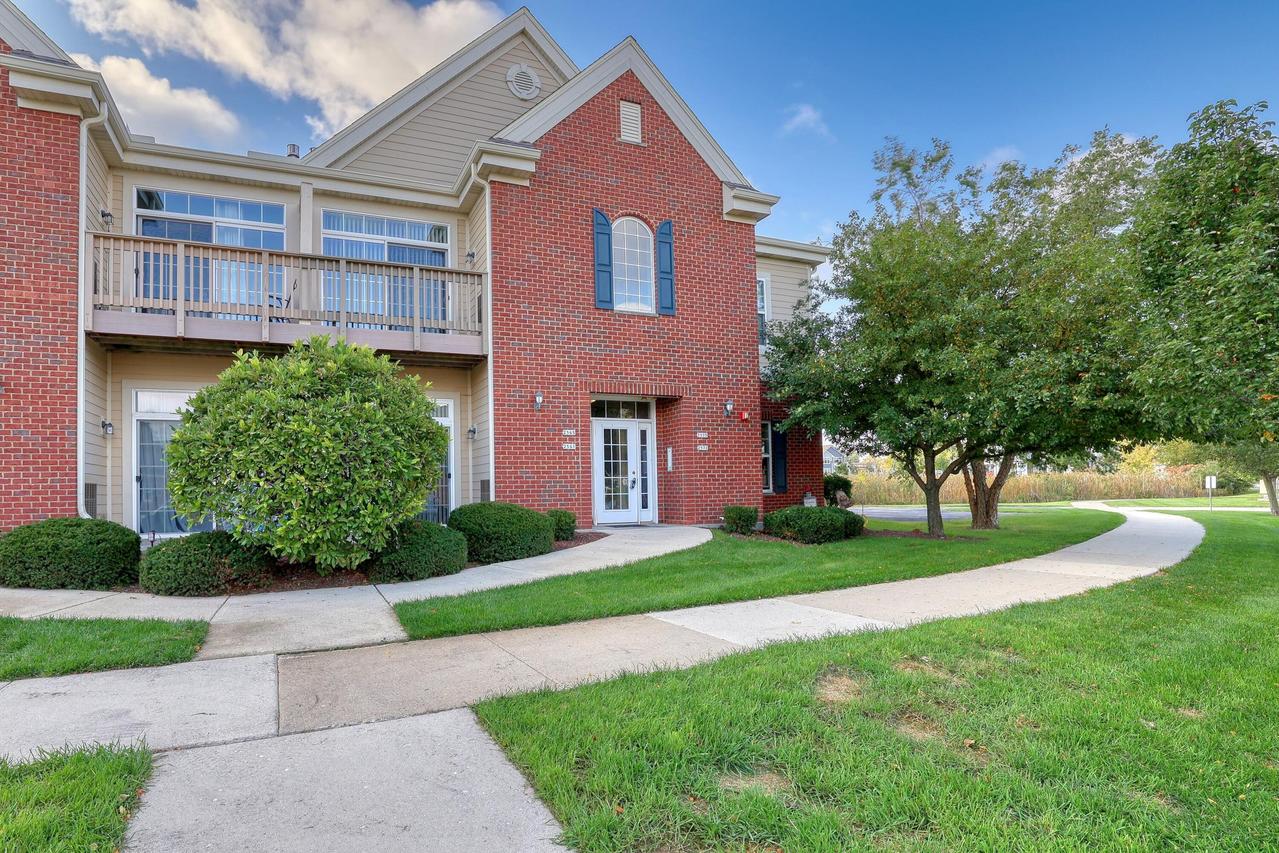 2561 W Colonial Woods Dr, Oak Creek, WI 53154