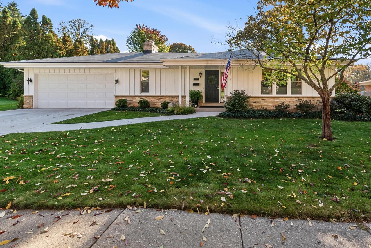 W60N892 Arbor Dr, Cedarburg, WI 53012