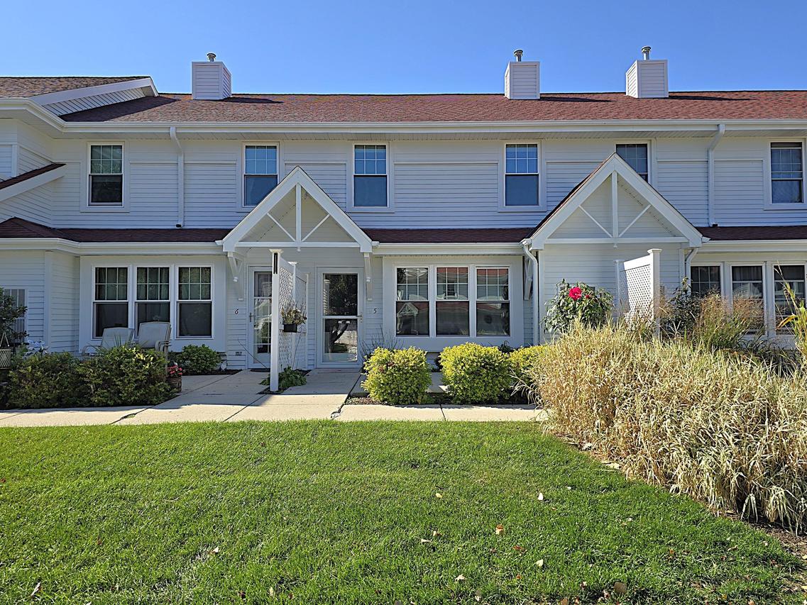 6035 S Crosswinds Dr #5, Cudahy, WI 53110
