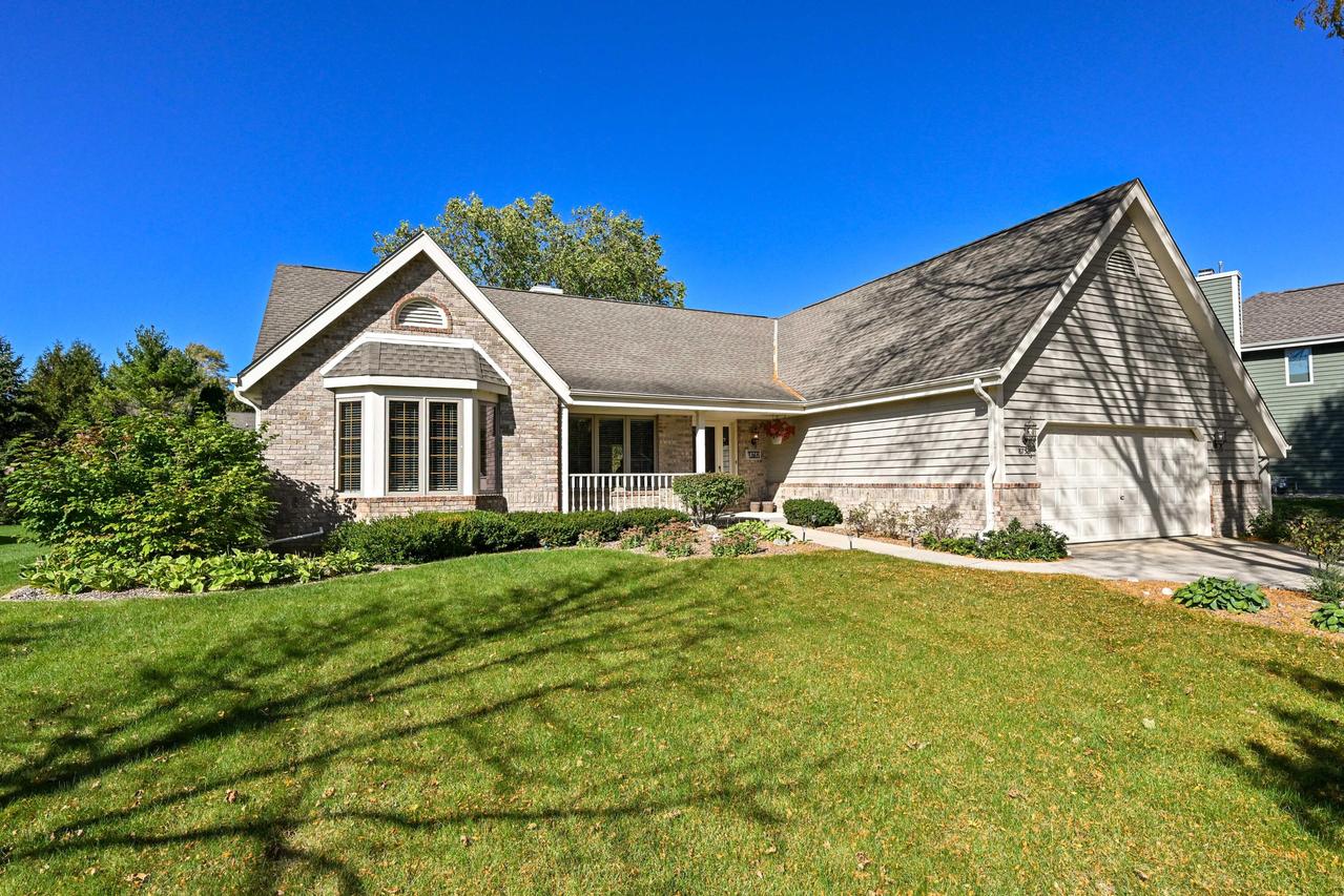 8752 W Willow Pointe Pkwy, Franklin, WI 53132
