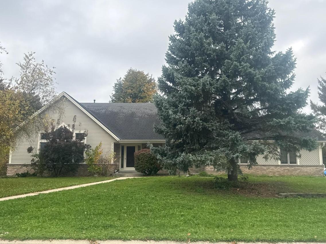 W225N2671 Alderwood Ln, Pewaukee, WI 53186