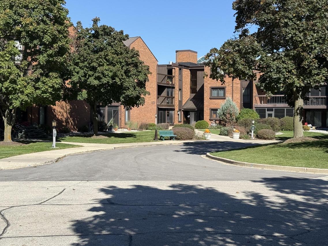 6100 W Stone Hedge Dr #c245, Greenfield, WI 53220