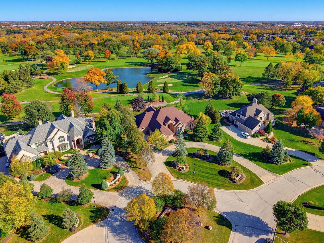 8434 S Fountain Ct, Franklin, WI 53132