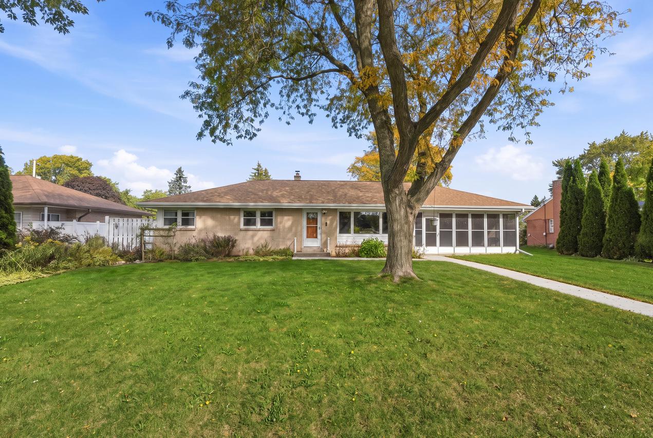3344 W Edgerton Ave, Greenfield, WI 53221