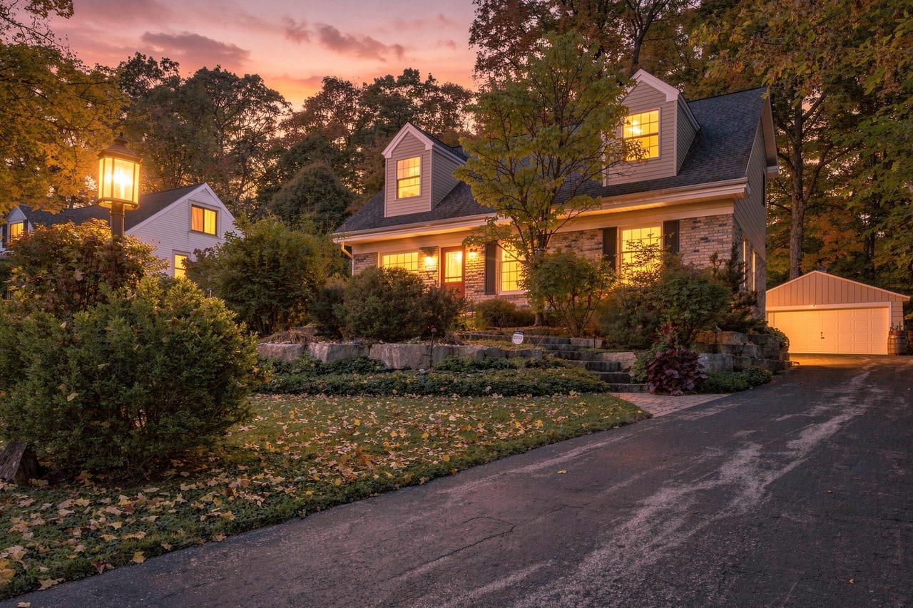 815 Apple Tree Ln, Brookfield, WI 53005