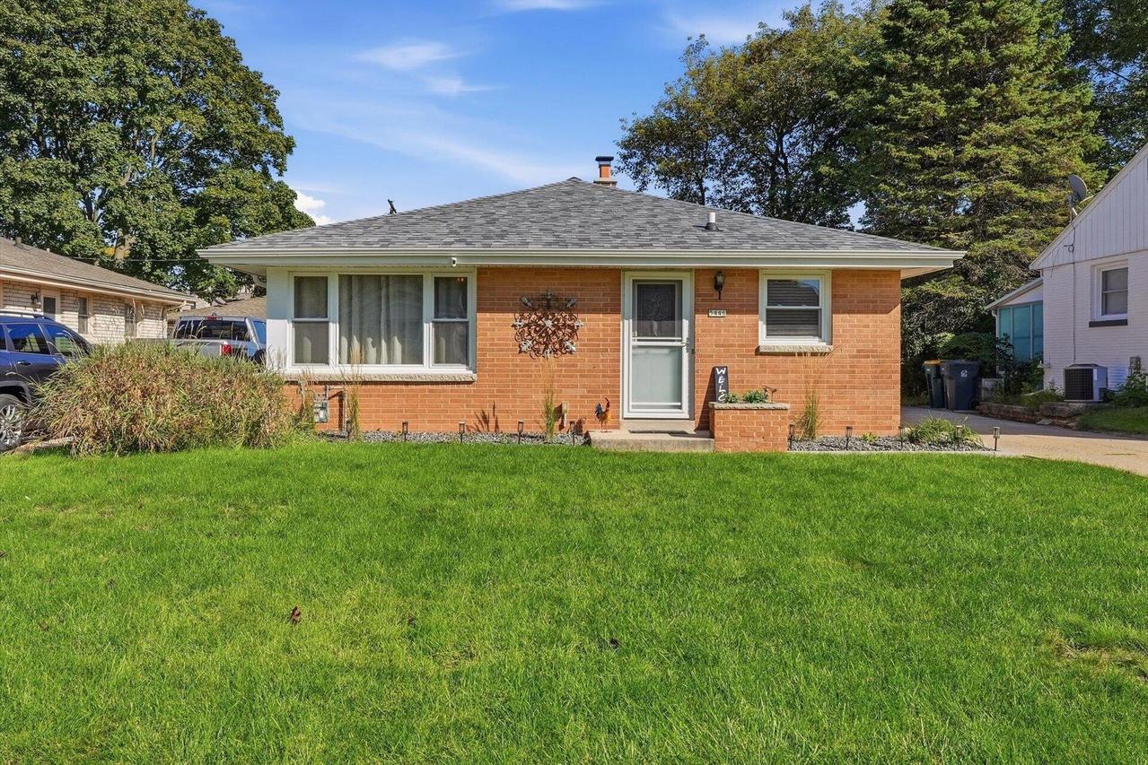 5446 S 113th St, Hales Corners, WI 53130