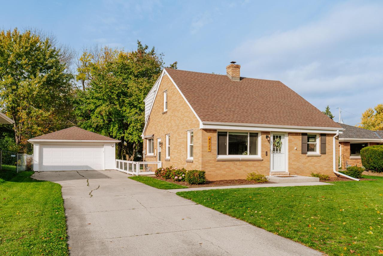 4225 N 95th St, Wauwatosa, WI 53222