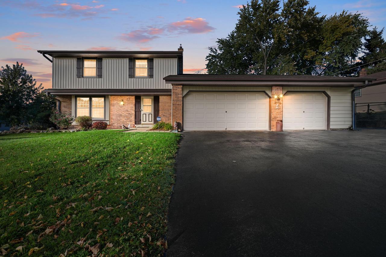1700 Mohawk Ln, Waukesha, WI 53186