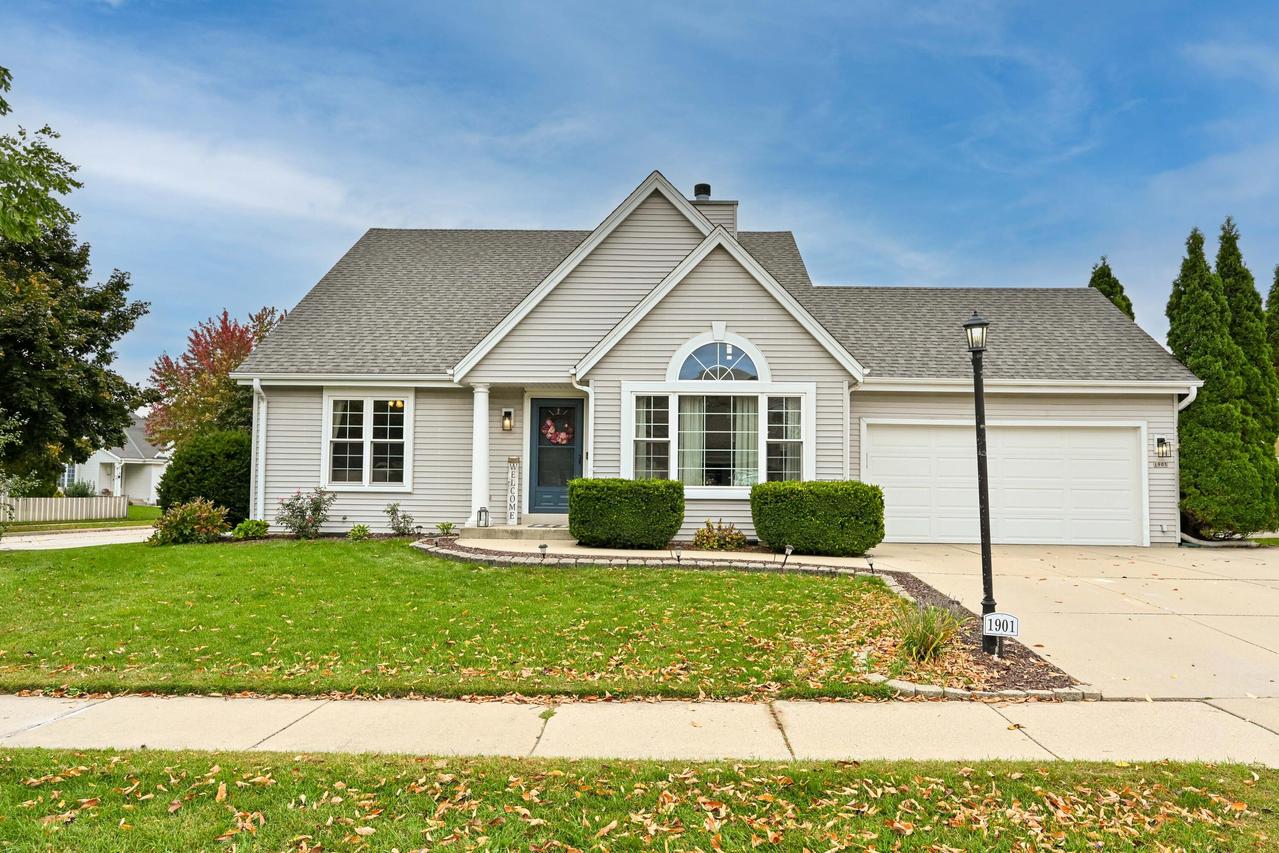 1901 Penhurst Way, Waukesha, WI 53186