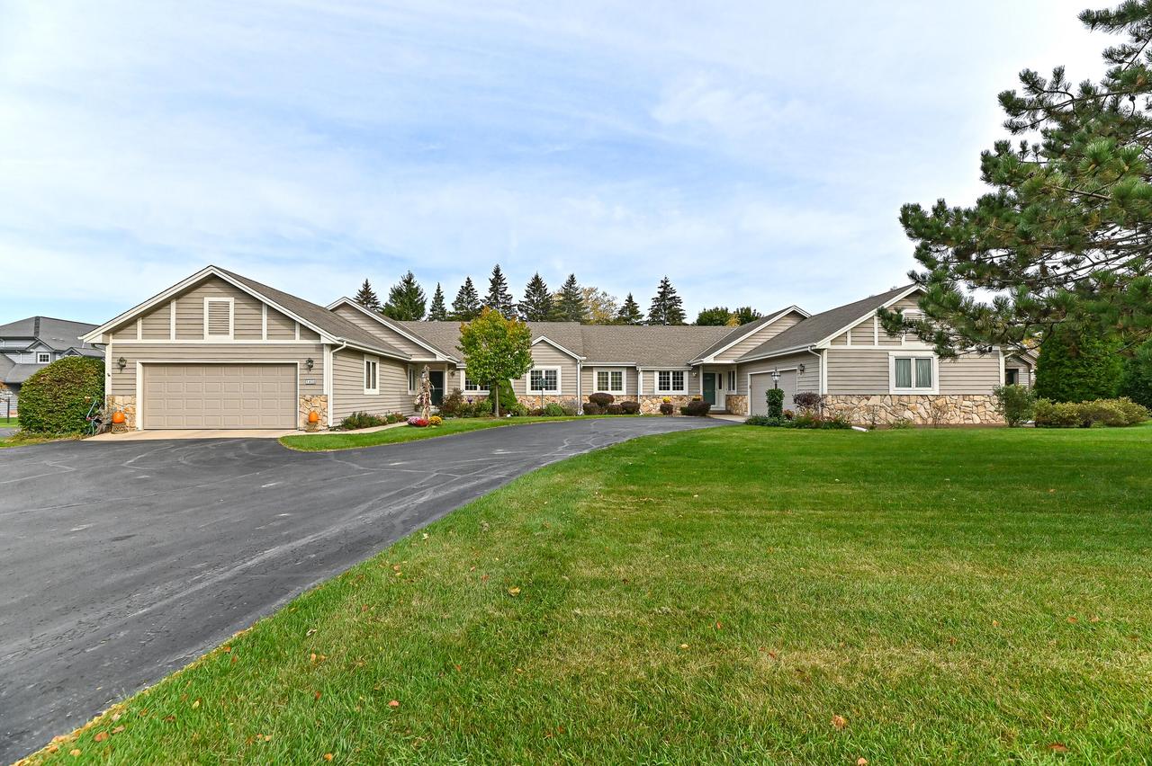 1426 W Greenbrier Ln, Mequon, WI 53092