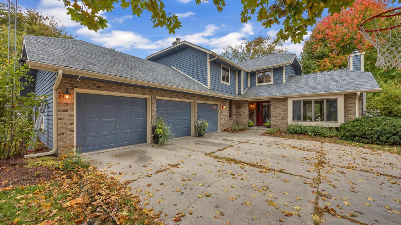 705 River Oaks Dr, Sheboygan Falls, WI 53085