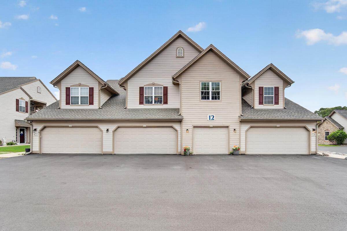 2319 W Vista Bella Dr, Oak Creek, WI 53154